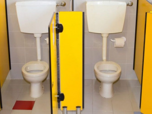 В мариупольских школах просят сделать раздельные кабинки в туалетах