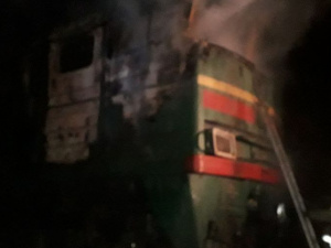 Ночью возгорание тепловоза привело к остановке поезда в Донецкой области (ФОТО)