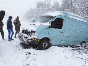 Из-за непогоды десятки грузовиков и автобусов застряли в кюветах на дорогах Донецкой области (ФОТО)