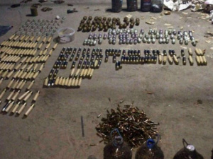 Полицейские Донетчины «выловили» на рыбной базе оружие и тысячи боеприпасов (ФОТО)
