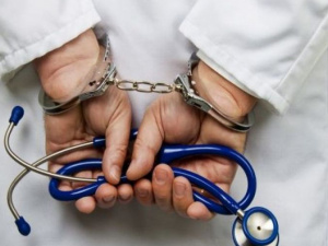 Суд оправдал двух мариупольских врачей бюро судебно-медицинской экспертизы, обвиняемых в получении взяток
