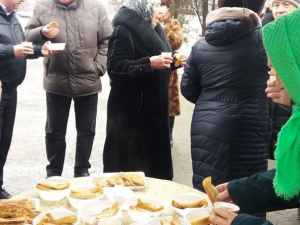 В Мариуполе с блинами и чаепитием открыли новую остановку (ФОТОФАКТ)