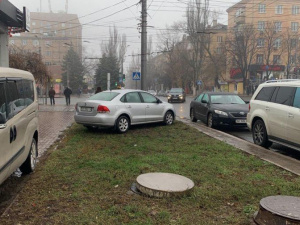 В Мариуполе водитель иномарки припарковался на газоне (ФОТО)