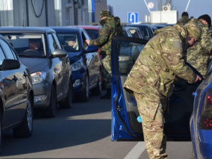 Количество машин на КПВВ Донбасса приближается к тысяче