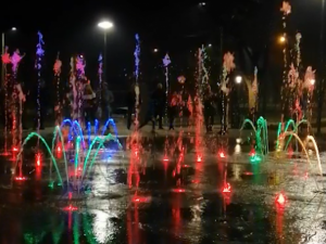 В Мариуполе под музыку «пляшут» разноцветные струи нового пешеходного фонтана (ВИДЕО)