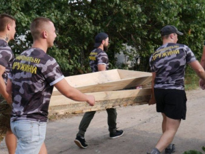 К дому Кирсанова активисты Нацкорпуса принесли гроб (ФОТО+ВИДЕО)