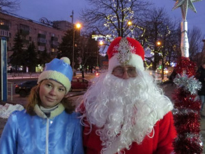 В предновогоднем Мариуполе - первый день снеговиков и гуляющих по улицам Деда Мороза и Снегурочки (ФОТО+ВИДЕО)