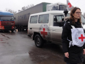 Красный Крест направил 12  грузовиков с гуманитаркой для жителей оккупированной  части Донбасса