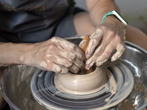 Мариупольцы из глины делают особую посуду и сувениры