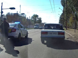 В Мариуполе столкнулись «Жигули» и полицейский автомобиль (ФОТО)
