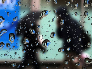 На солнечный Мариуполь атмосферный фронт несет дождь