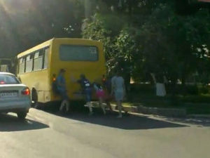 В Мариуполе пассажиры толкали по дороге сломавшуюся маршрутку   (ФОТО+ВИДЕО)