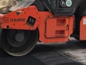 В Мариуполе восстанавливают дорожное покрытие (ФОТО)