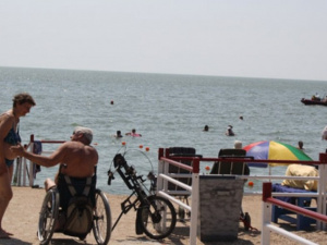 Заработал мариупольский пляж для людей с инвалидностью