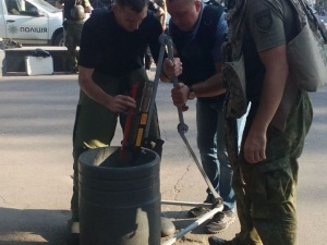 На Театральной площади в Мариуполе утром обнаружен в урне взрывоопасный предмет (ФОТО)