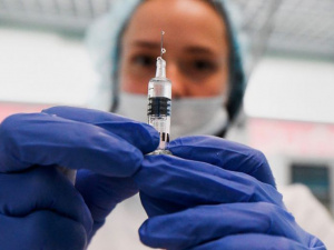 Депутаты, бойцы, артисты и общественники смогут привиться остатками вакцины вне очереди