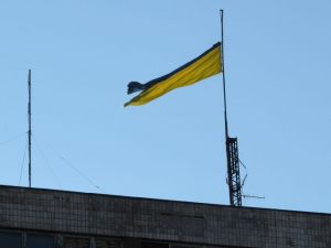 Над Мариуполем приспущен разорвавшийся флаг Украины (ФОТОФАКТ)