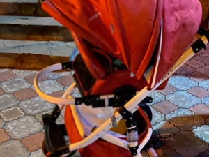 В Мариуполе похитили детскую коляску из подъезда жилого дома