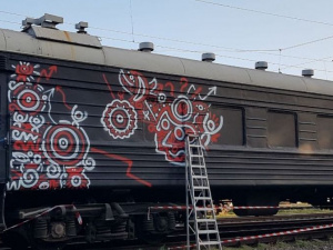 Списанные вагоны в Мариуполе превращаются в паблик-арты (ФОТОФАКТ)