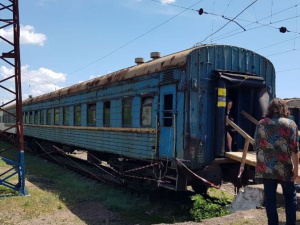 В «убитых» вагонах у мариупольского пляжа появятся работы художников со всей Украины