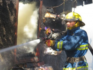 Оперативная съемка: спасатели показали, как четырьмя машинами тушили сгоревший в Мариуполе дом (ФОТО+ВИДЕО)