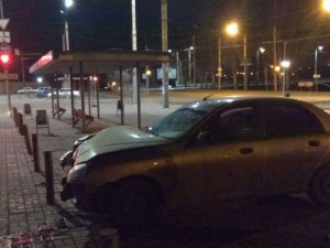 В Мариуполе пьяная женщина-водитель сбила ограждение и едва не врезалась в остановку (ФОТО)