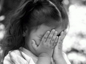 Плакала на балконе: в Мариуполе 5-летняя девочка ночью осталась одна в открытой квартире (ФОТО)