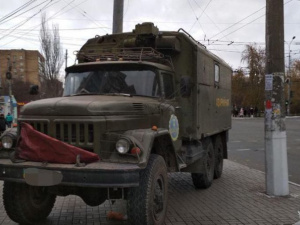 Пьяный водитель в Мариуполе протаранил ЗИЛом легковушку и вылетел на пешеходную зону (ФОТО)