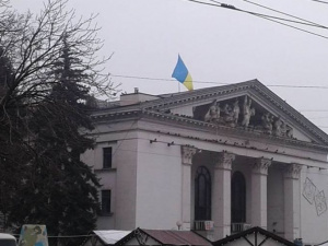 В канун Рождества на крыше мариупольского театра появился флаг (ФОТО)