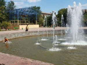 Мариупольцы спасаются от жары, купаясь в фонтанах (ФОТОФАКТ)