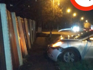 В Мариуполе авто врезалось в забор: содержание алкоголя в крови водителя зашкаливало