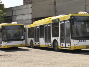 Супербольшая вместимость и двигатель «Mercedes»: в Мариуполь прибыли автобусы-«гармошки» (ФОТО+ВИДЕО)