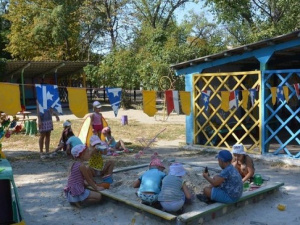 Плитка вместо асфальта: в Мариуполе реконструируют территорию школы и детского сада (ФОТО)