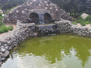 В фонтане парка «Веселка» в Мариуполе позеленела вода. Кто виноват и что делать? (ФОТО)