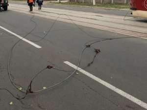 В Мариуполе оборвались провода над проезжей частью. Трамваи пустили в объезд