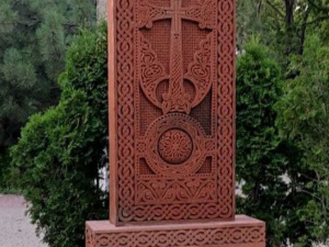 В центре Мариуполя установили хачкар в память о невинных жертвах армянского и украинского народов
