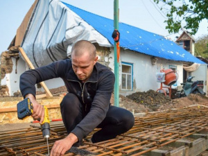Красный Крест под Мариуполем помогает отстраивать дома, пострадавшие от обстрелов (ФОТО)