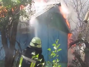 В сети появилось видео крупного пожара в Мариуполе, горело 4 дома (ВИДЕО)