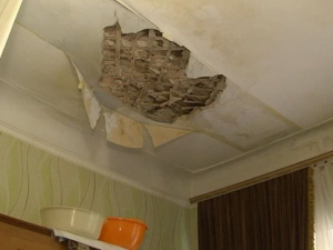 В квартире мариупольчанки после ливня рухнул потолок: кто возместит убытки?