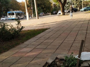 В центре Мариуполя провалился тротуар
