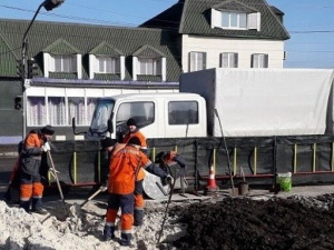 В Мариуполе проверяют основные коллекторы города. Место аварии приводят в порядок (ФОТО)