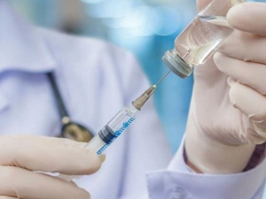 В Мариуполе появилась вакцина Moderna. Где и какими препаратами прививают от COVID-19?