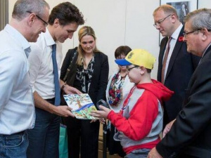 Мальчик из-под Мариуполя подарил премьер-министру Канады рисунок