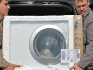 В Мариуполе переселенцам подарили новую стиральную машину