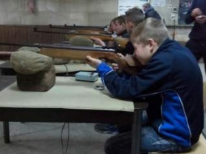 Мариупольская детвора показала, как надо стрелять из винтовки и пистолета (ФОТО)