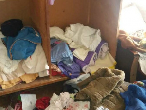 Мариупольская семья живет в захламленной квартире