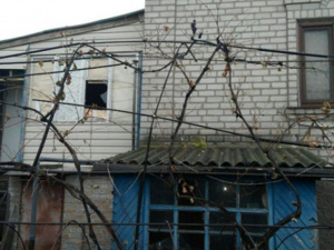 Мариупольские коммунальщики восстанавливают поселок Виноградное после ночного обстрела