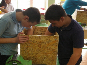 Мариупольские школьники делают мебель из старых парт (ФОТО)