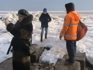 Мариупольские спасатели вернули с тонкого морского льда 38 человек (ФОТО)