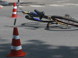 Мариупольские велосипедисты-камикадзе взяли на таран две машины (ФОТО)